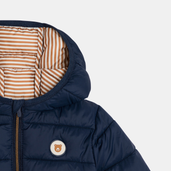 سترة زرقاء مبطنة بغطاء رأس، للصبي الصغير